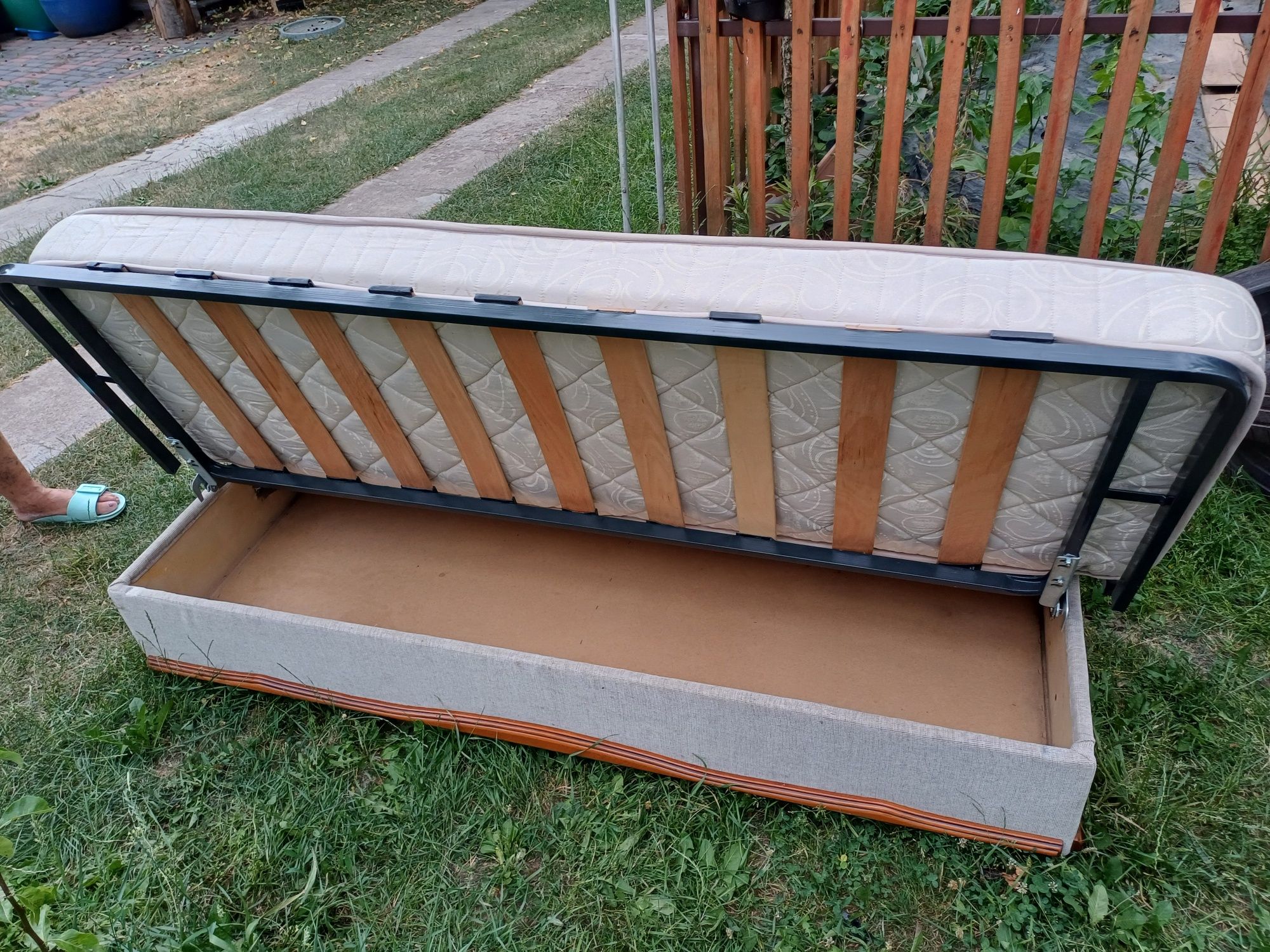 Canapea extensibila cu lada pentru lenjerie în stare foarte bună