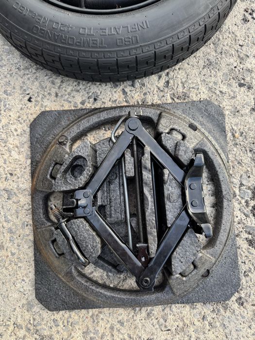 Чисто нова резервна гума с крик PIRELLI