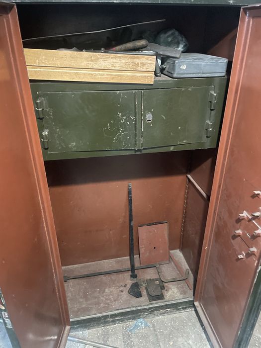 Продавам два масивни сейфа