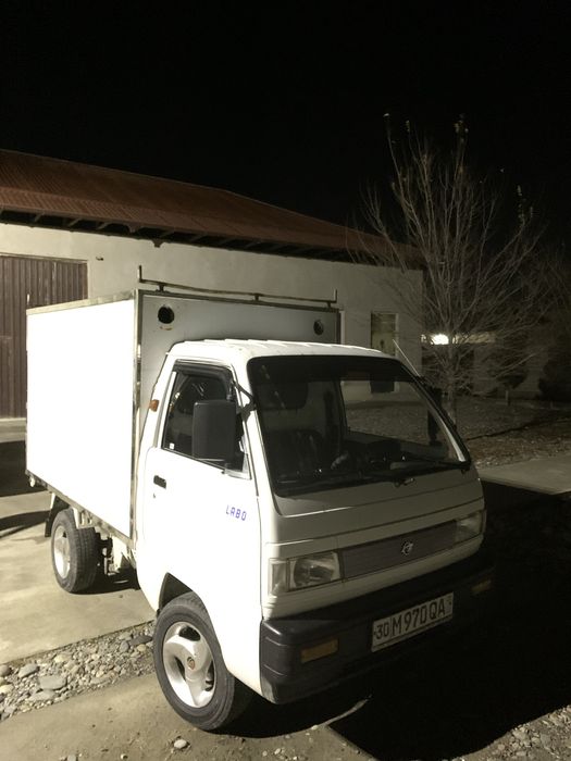 Laboni orqa tent furgoni sotiladi