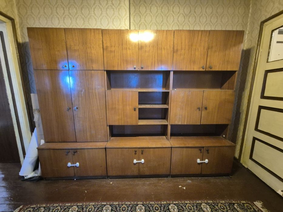 Мебели от дърво-гардероби, секции, бюро и маса