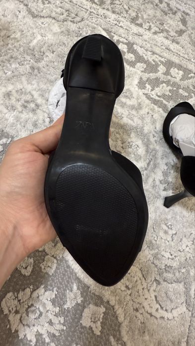 Sandale cu toc Zara (satin negru)