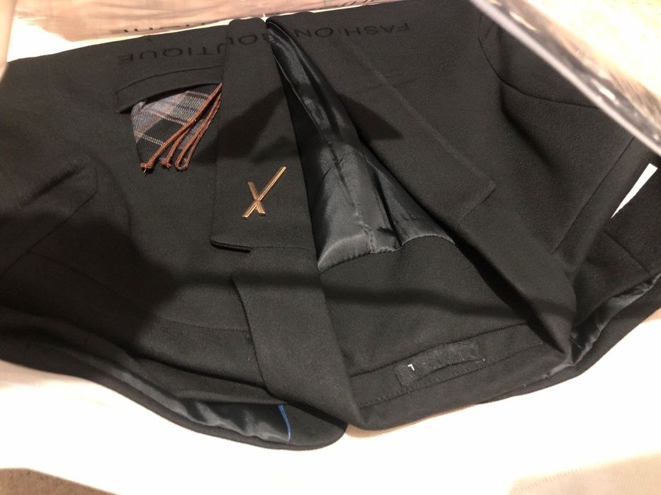 Костюм классический мужской, размер м (подойдёт если весишь ±52кг)