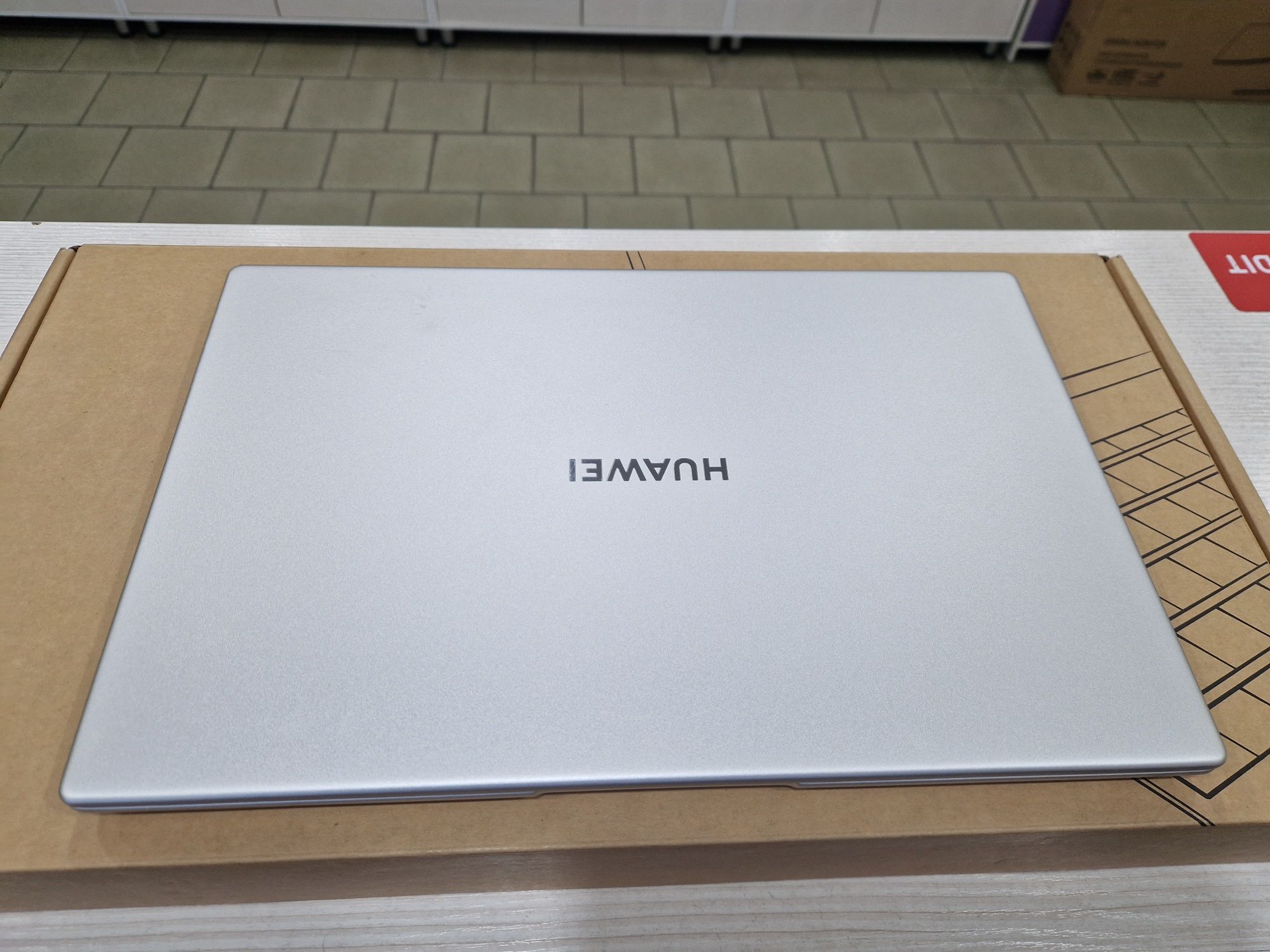 Huawei 2023 г (Ryzen 5 12 потоков, 8 Gb DDR4, 256 Gb SSD)