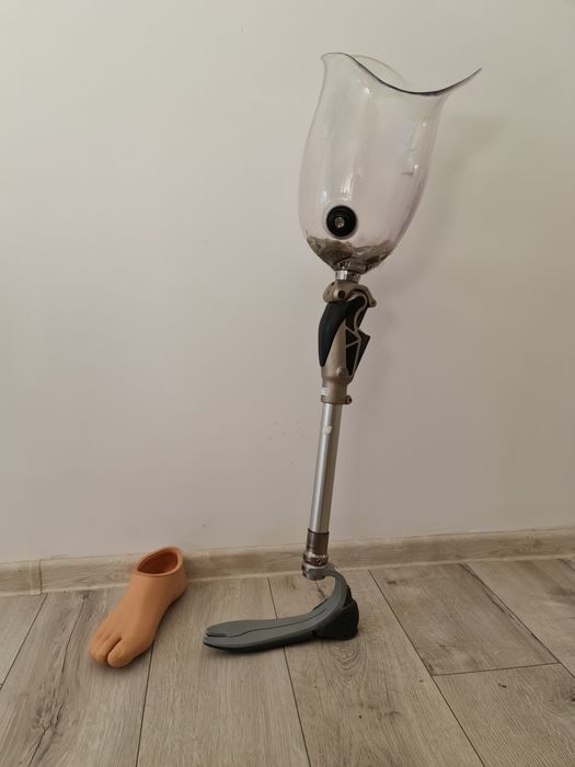 Vând proteză picior drept