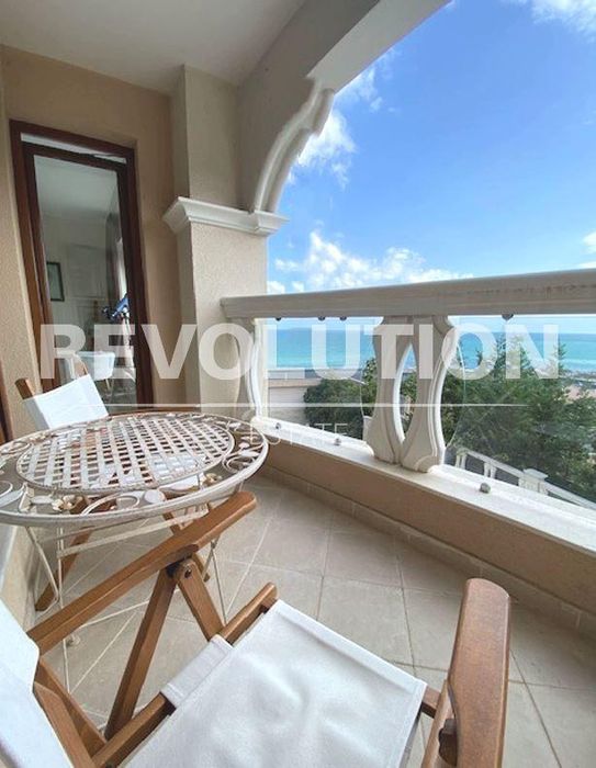 Тристаен апартамент в м-т района на Ален Мак!