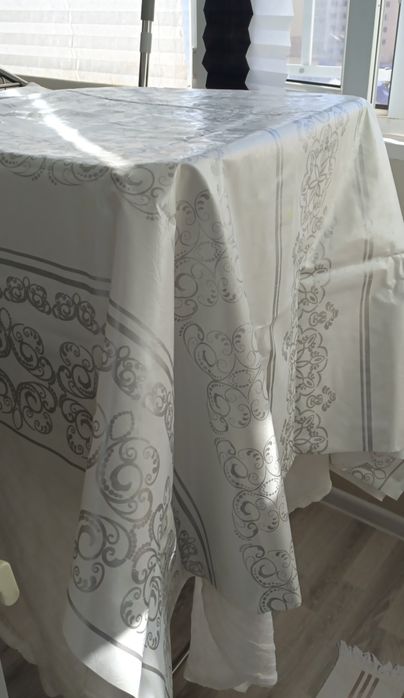 Продам клеёнку , скатерть на стол.
