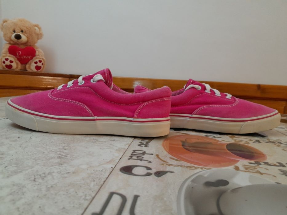 Teniși next noi fără etichetă