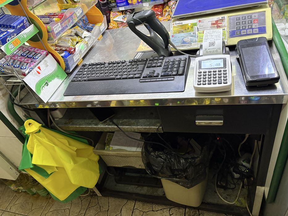 Продавам хладилни витрини 2бр и касов модул