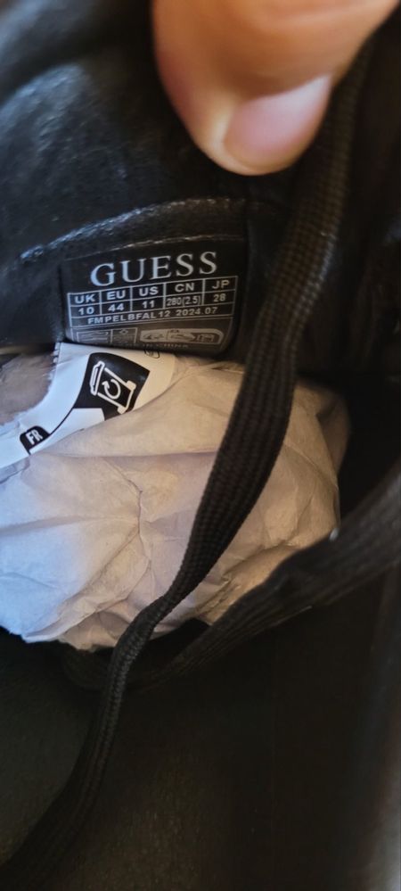 Продавам мъжки обувки Guess