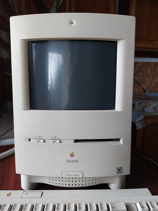 Vintage Apple Macintos Colour Classic - 40 MB HDD