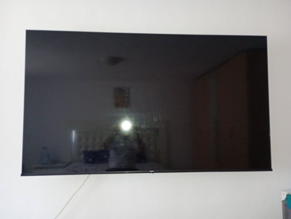 Vând tv 190 cm ,ecran spart ,tv are 1 an