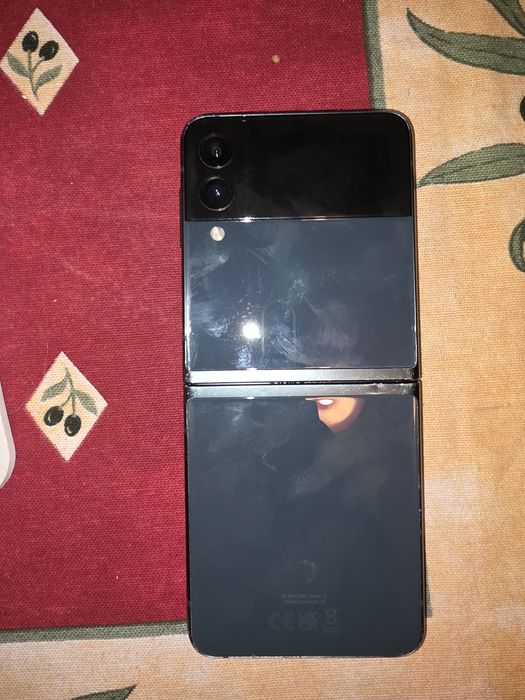 Vand z flip 3   ecran spart ( pentru piese sau resturare)