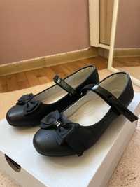 Детски черни обувки