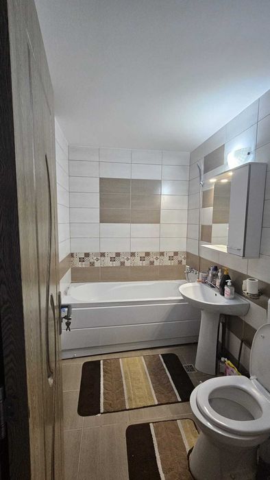 Inchiriez o camera apartament