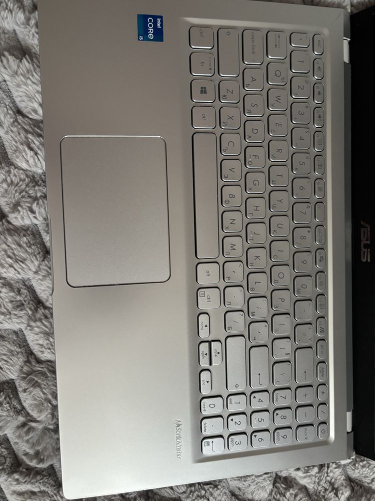 Продавам лаптоп ASUS VivoBook X515EA