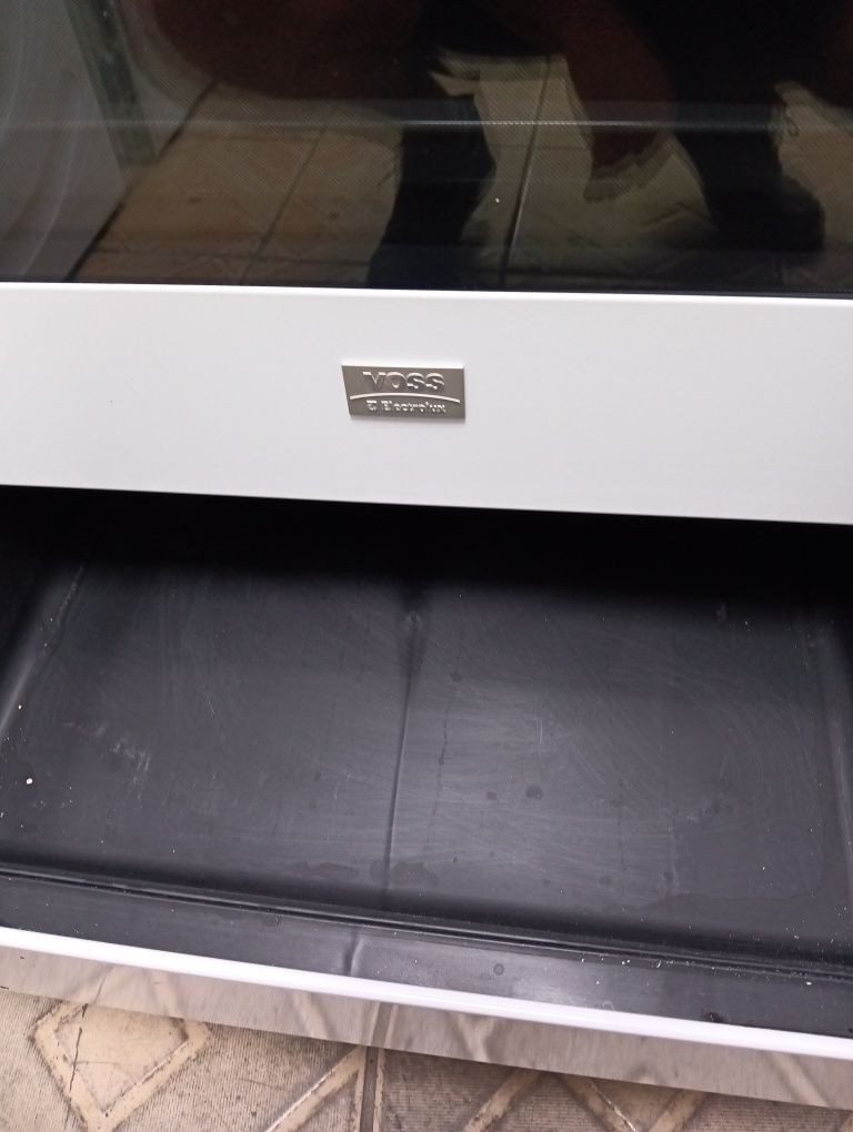 Свободно стояща печка с керамичен VOSS Electrolux с 2 години Гаранция!