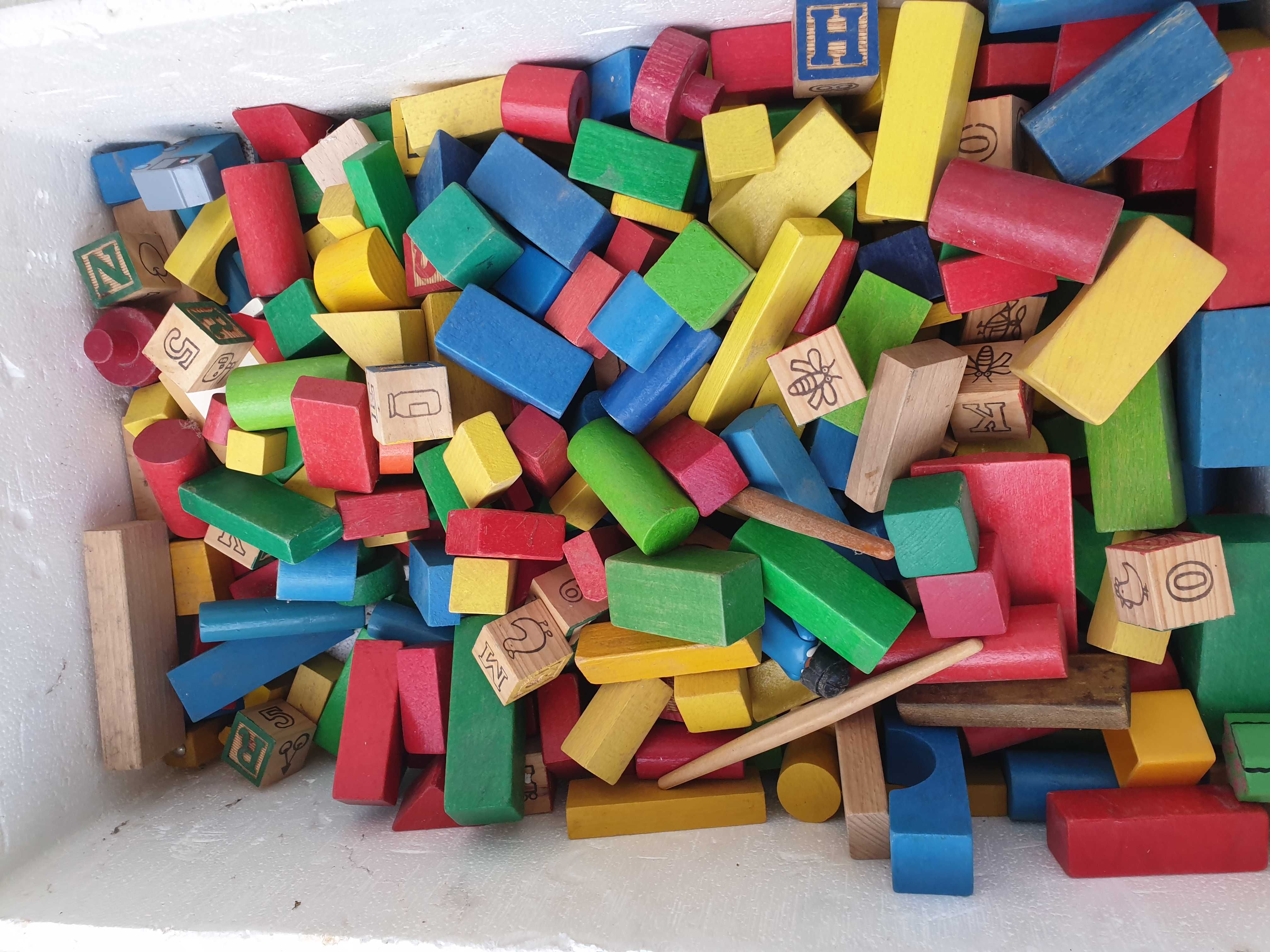 Joc modular  Cuburi, 320  piese diferite forme din lemn multicolor