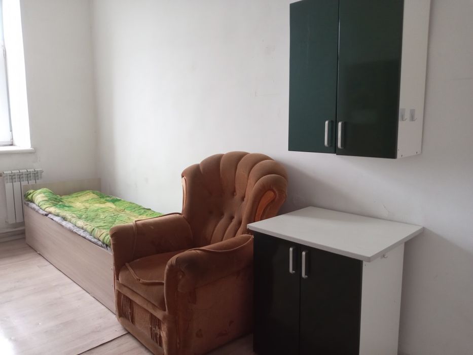 Отдам кресло три штуки и шкаф бесплатно