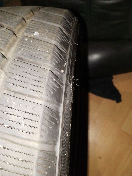 Продават се два броя нови зимни гуми 225 45 17