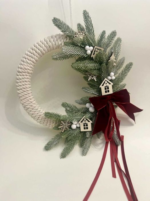 Coronițe de Crăciun lucrate manual – naturale și elegante