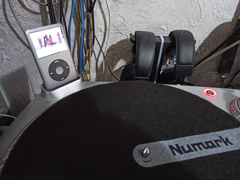 Грамофон Numark TTi с USB и iPod Dock – за Семплинг и Дигитализация