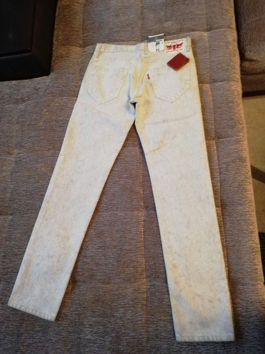 с етикета дамски дънки Levis уникални 28