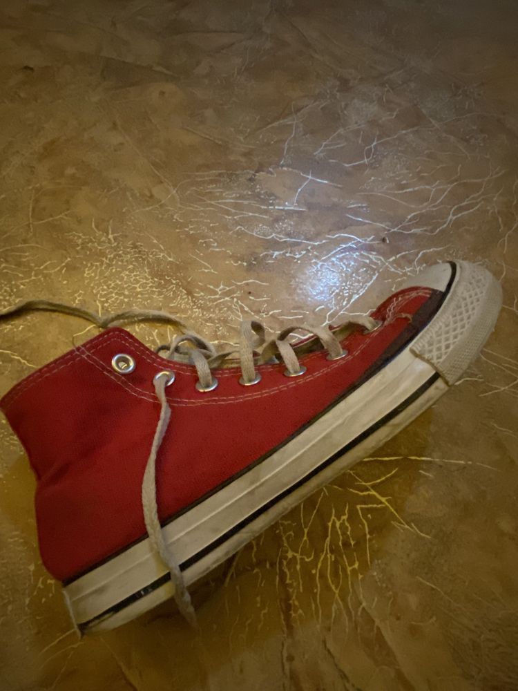 Converse красного цвета.