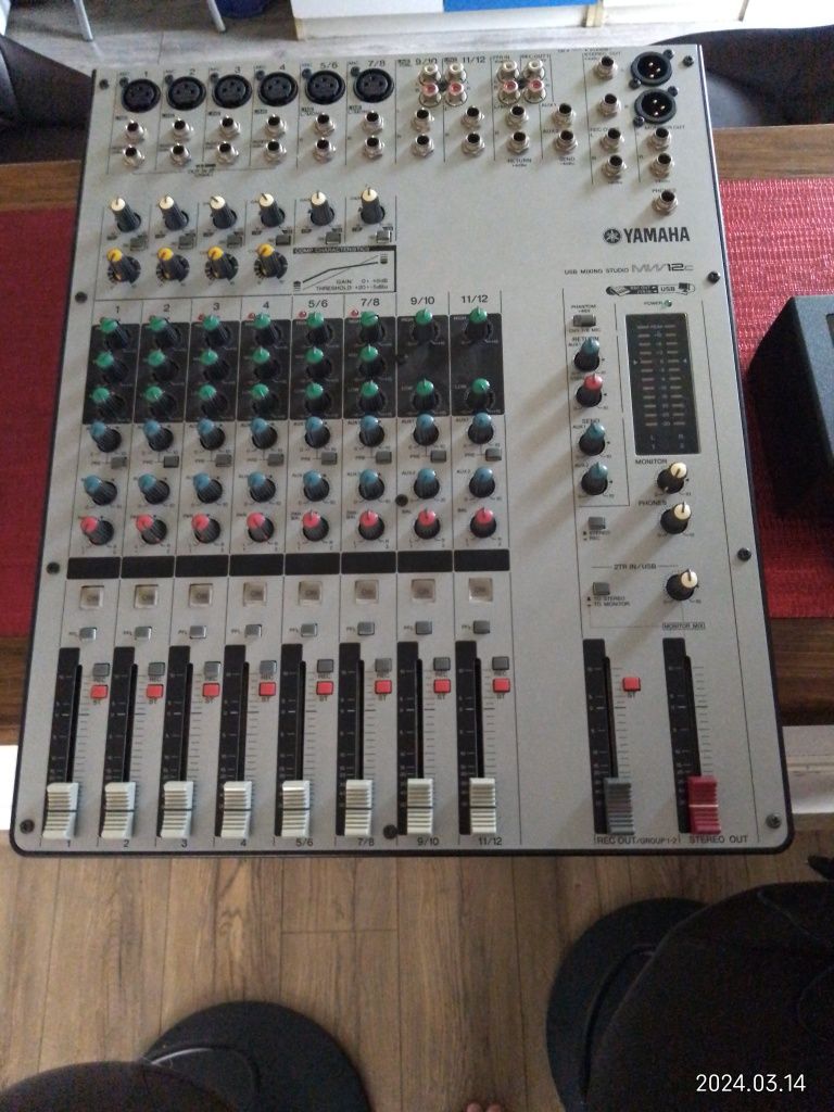 Vând mixer placă de sunet pentru cântat live și înregistrări Yamaha mw