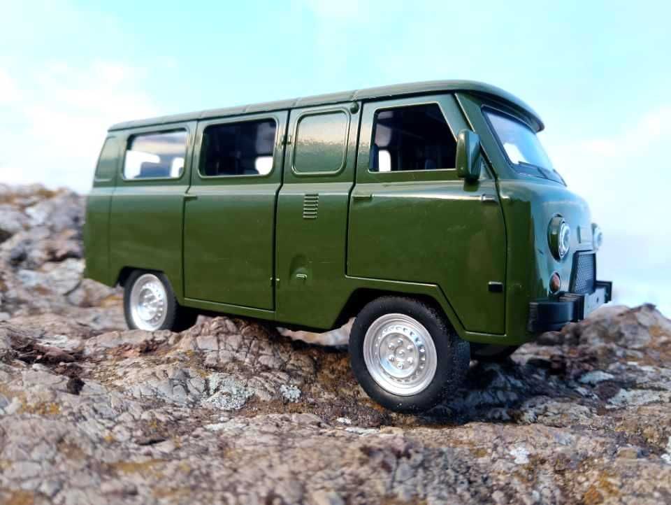 Модел-играчка УАЗ-452 в мащаб 1:24