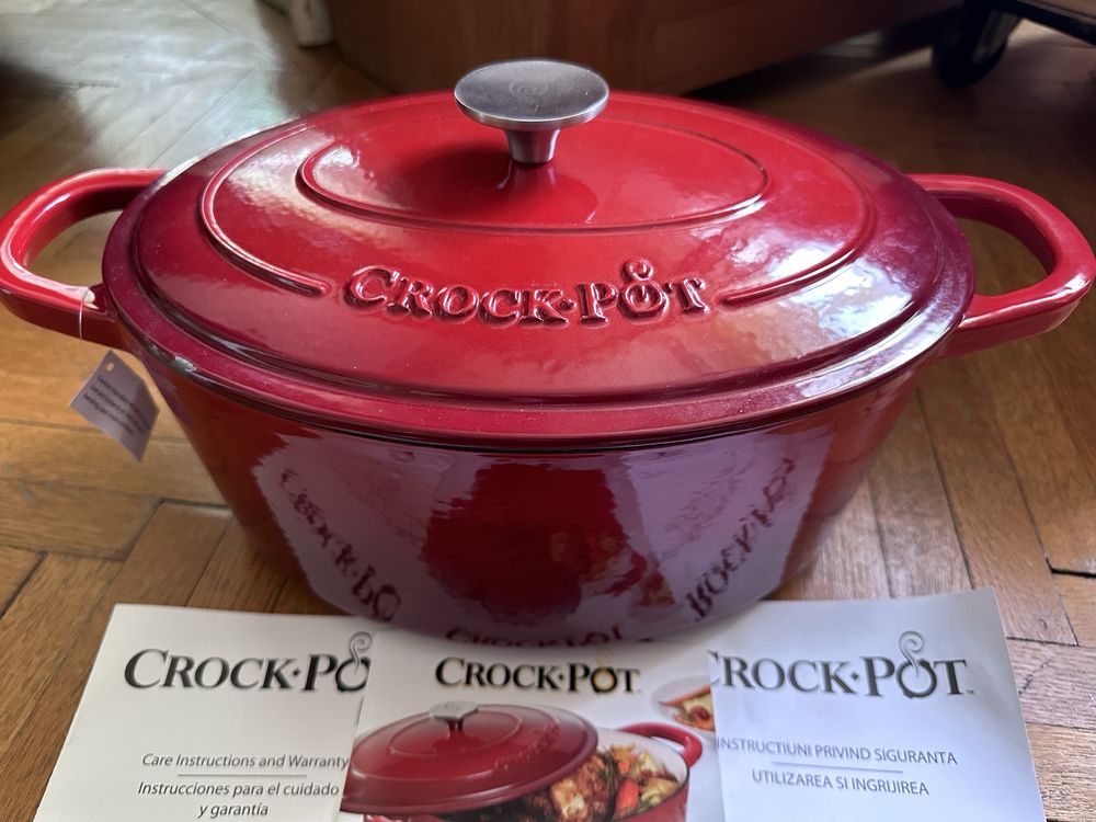 Vând vas cuptor, capac, fontă emailată, 6.6L, oval, roșu Crockpot