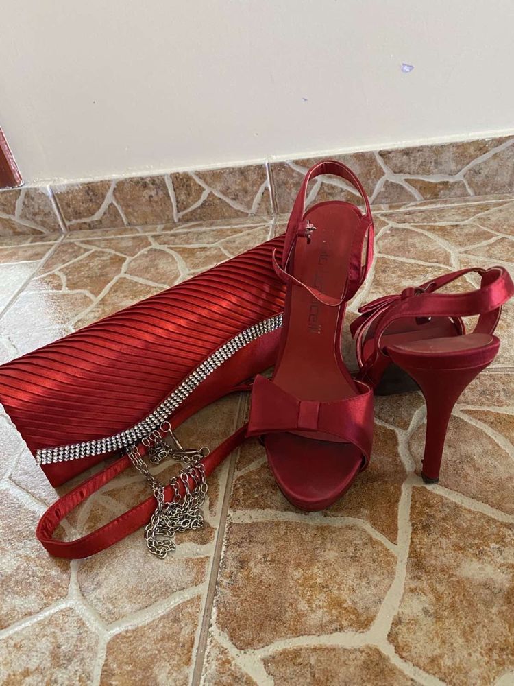 Червена сатенена чанта