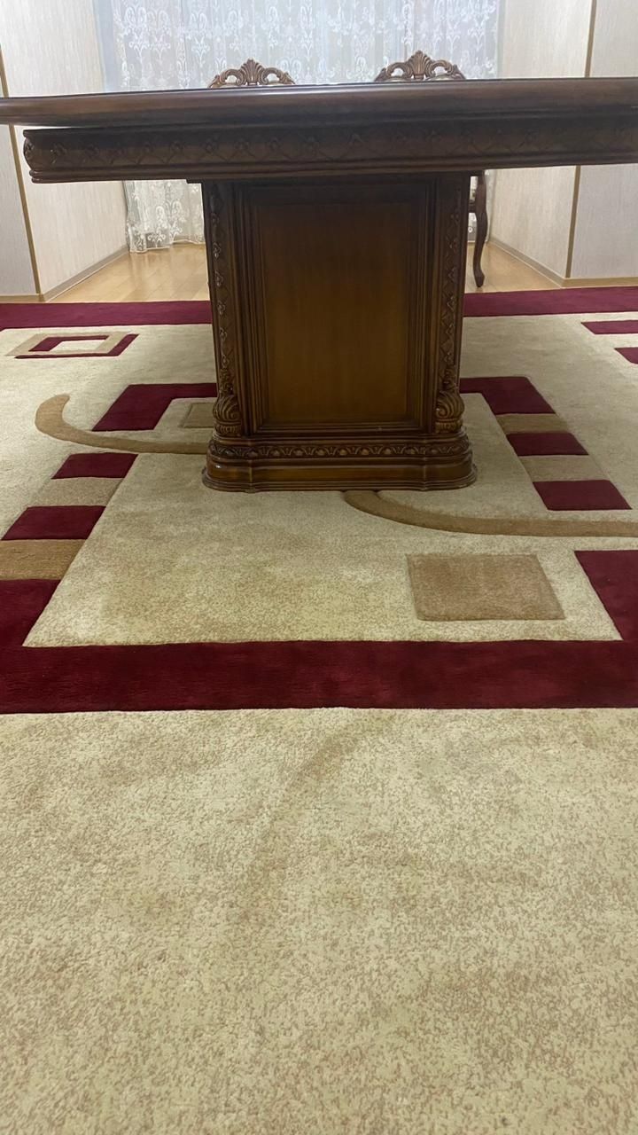 Стол стулья сервант