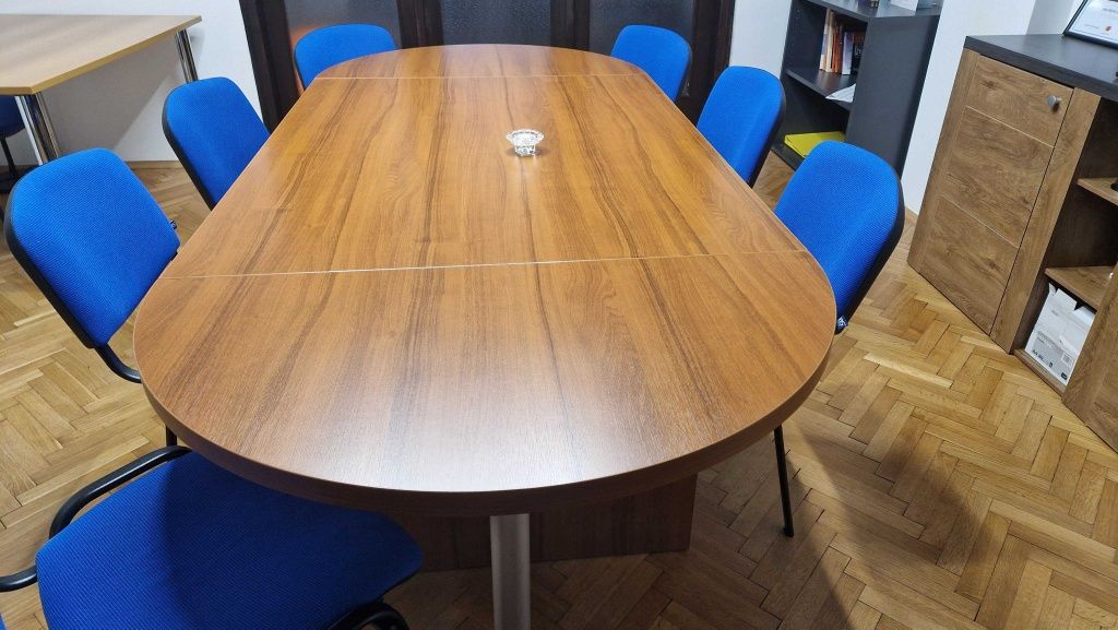 Заседателна офис маса със столове