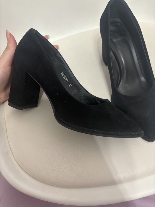 Продам туфельки от фирмы Kari в размере 37