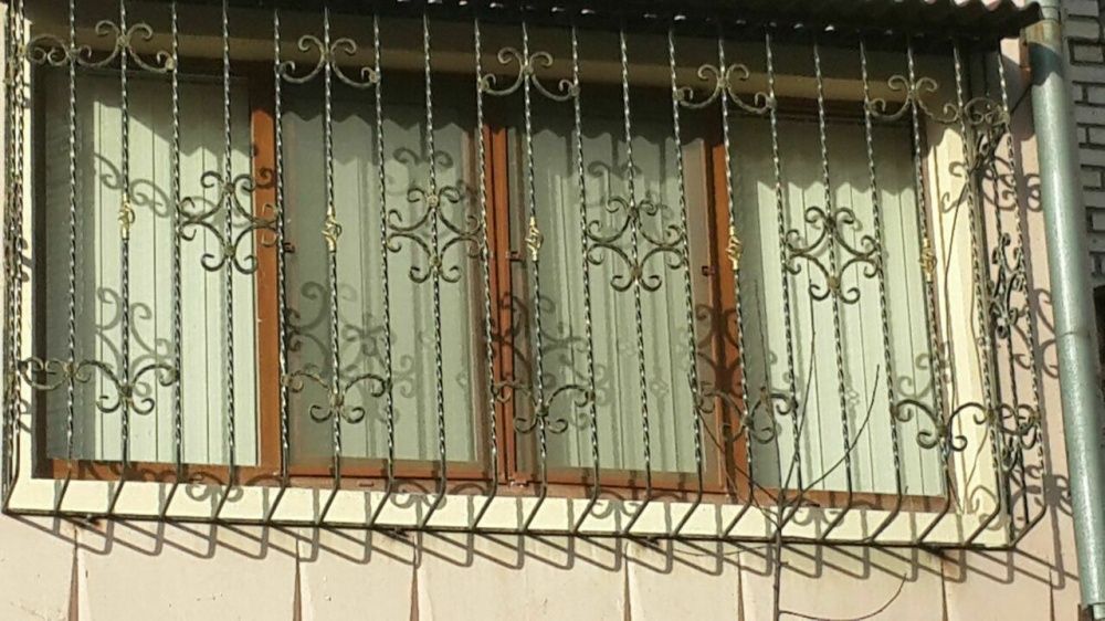 Недорого изготавливаем металлические решетки навесы козырьки двери