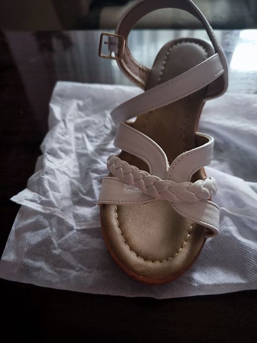 Vând sandale noi temo