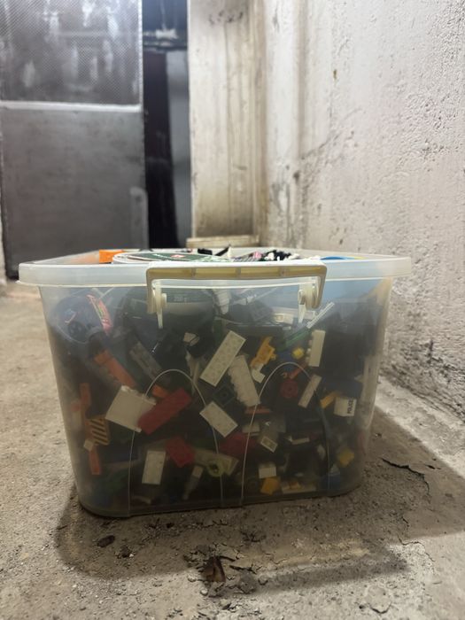 Cutie plina cu piese de lego si alte jucatii