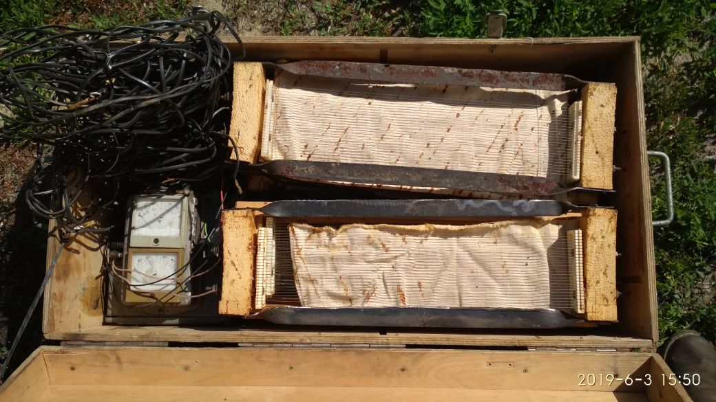 Устройство для сбора пчелиного яда. (Апитоксин) Пчелы. Мёд.