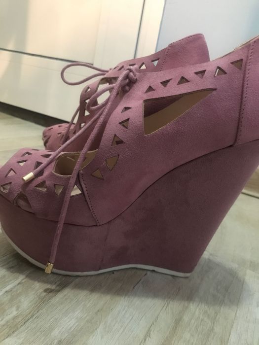 Дамски обувки на платформа