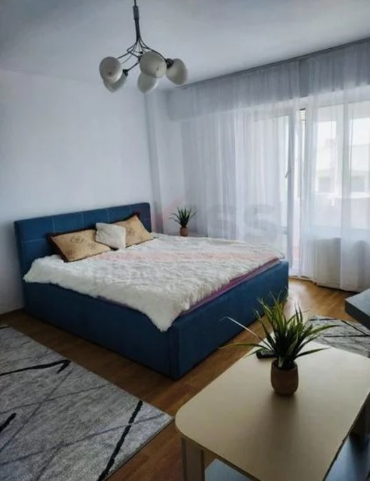 Vând pat cu somiera și saltea 180/200 cm