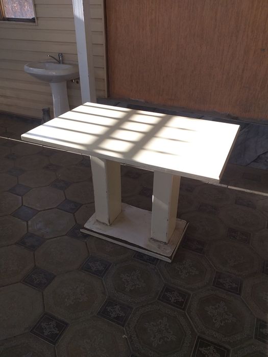 Продаётся стол для конфетки или для дома