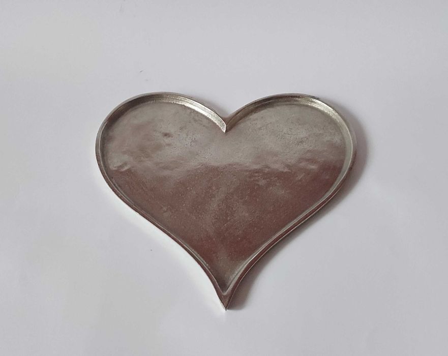 Метален поднос във форма на сърце