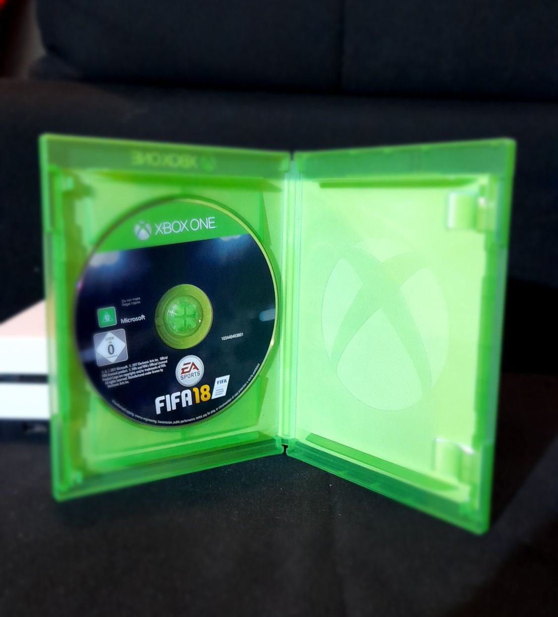Vând Xbox One S 500 gb 1 controller și 3 Jocuri CD