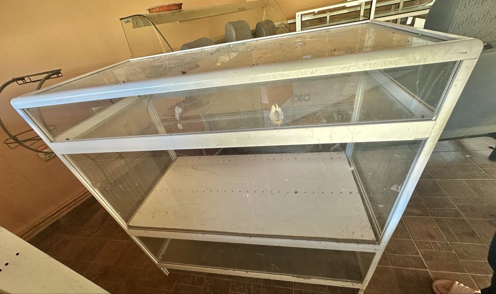 Vitrina mezeluri si rafturi marfa