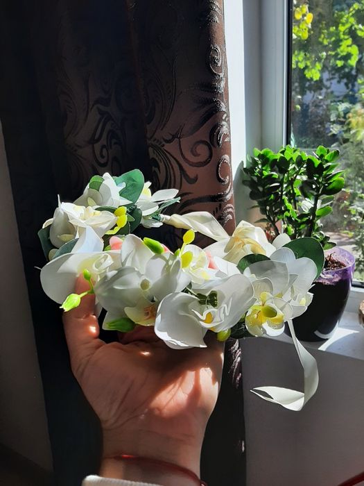 Coronita flori albe și frunze verzi