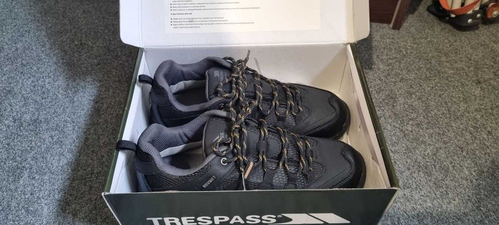 Продавам нови мъжки зимни обувки марка Trespass.