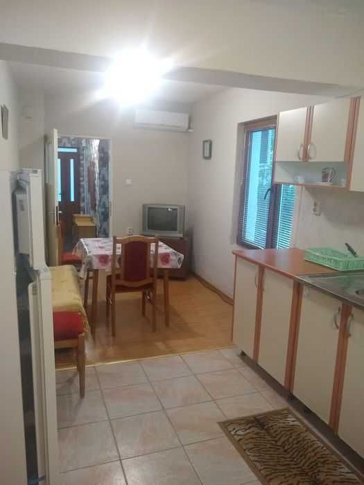 Дава се под наем Двустаен апартамент в Бургас, Лазур - 80 кв.м за 190 € - Снимка #1