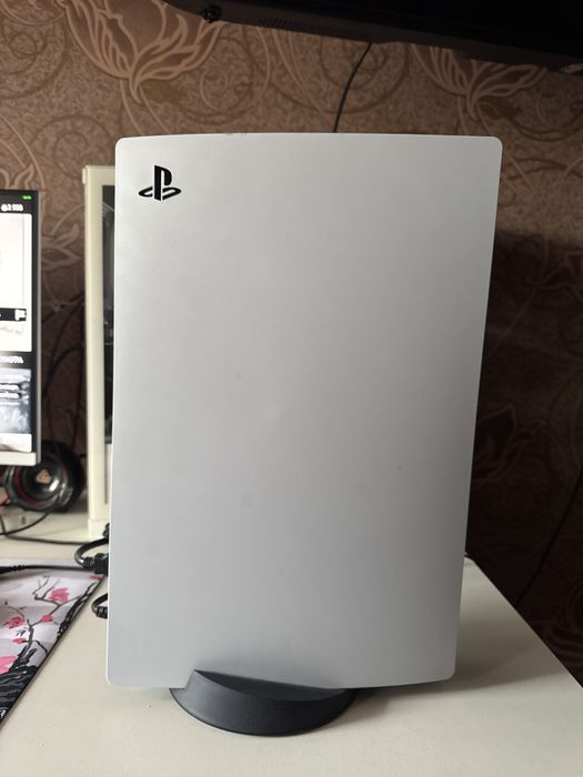 Продам Ps5 с коробкой и джойстиком + игра на выбор