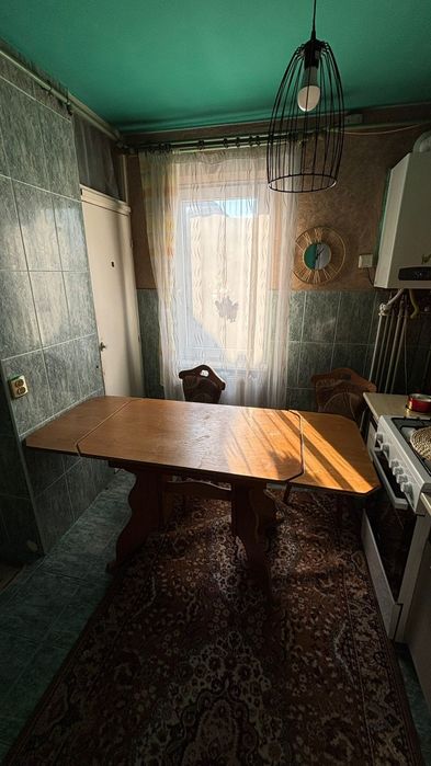 masa de bucatarie din lemn extensibila cu 2 scaune